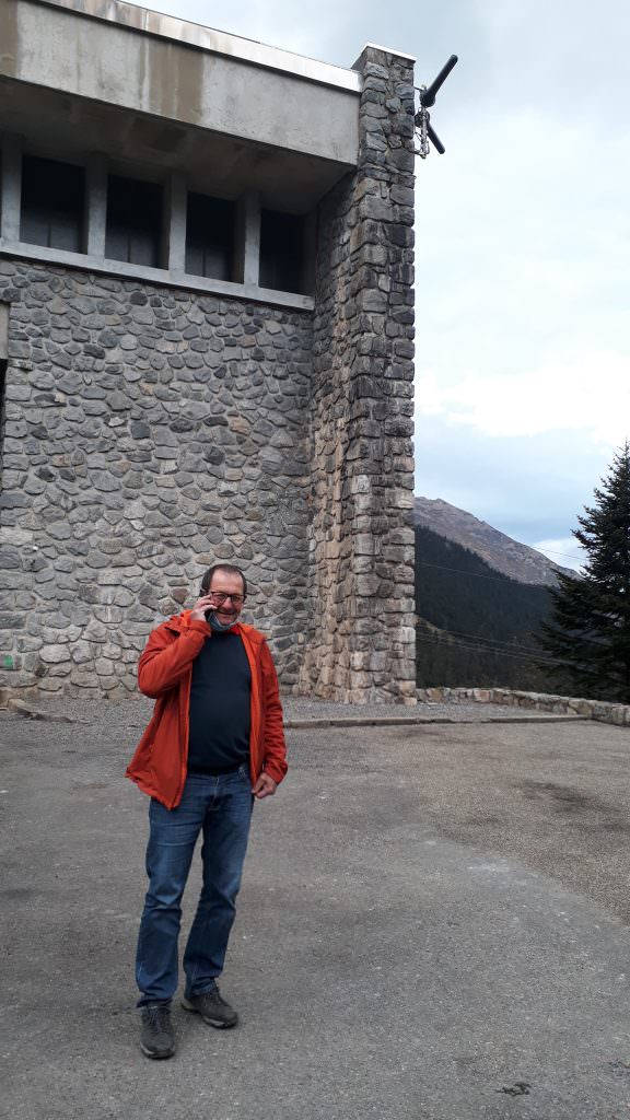 Jean-Pierre Cazaux, maire d’Arrens-Marsous, téléphone depuis la cour de la centrale EDF de Migoelou