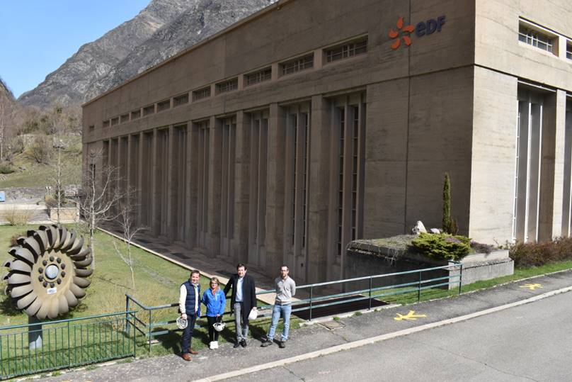 Franck Darthou, Cécile Serrus Lussan, Benoit Radot, Hervé Daubeuf devant la centrale de Pragnères